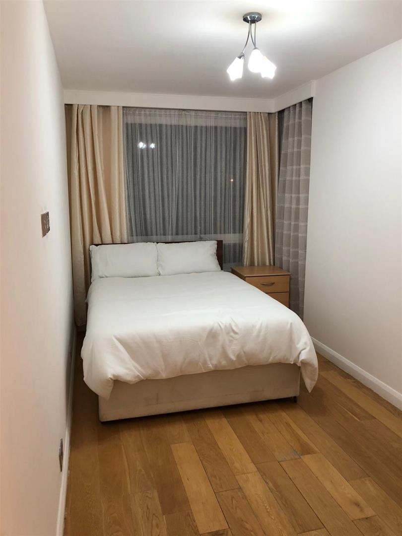 2 bed property in The Water Gardens, Hyde Park